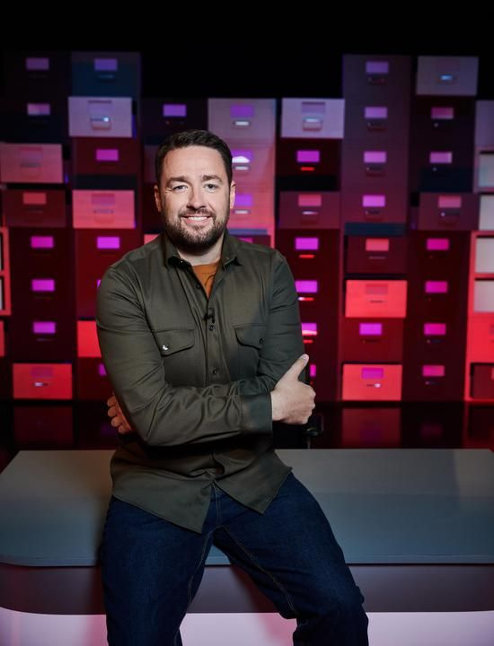 Jason Manford na snemanju filma The Complaints Department