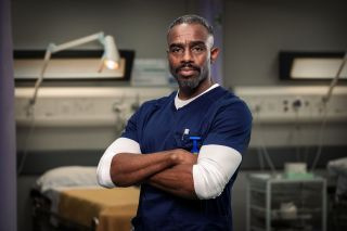 'Casualty'-ster Charles Venn: 'Jacob Masters lijdt aan PTSS als hij Tina weer ziet!'