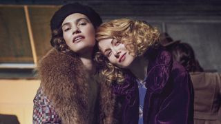Η Lily James και η Emily Beecham στο The Pursuit of Love.