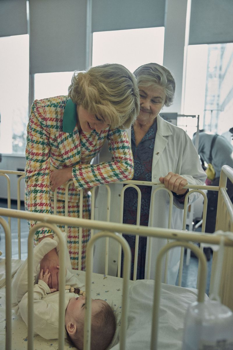 Prințesa Diana vizitează un spital în finalul sezonului The Crown
