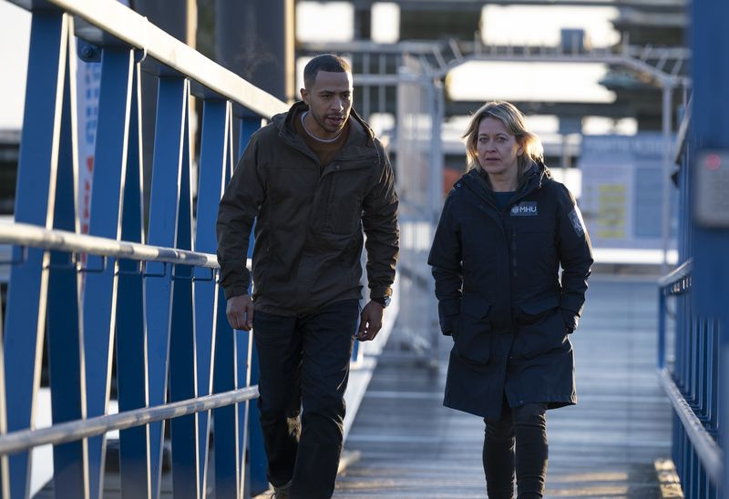 DS Tyrone Clarke (Ukweli Roach) ja DI Annika Strandhed (Nicola Walker) kävelemässä käytävää pitkin