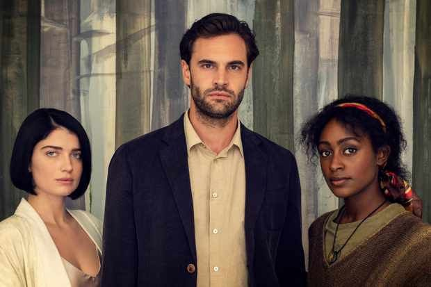 Adele (Eve Hewson), ihr Ehemann David (Tom Bateman) und Louise (Simona Brown) sind dabei