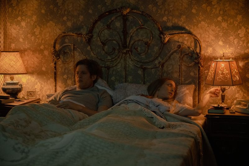 James Norton y Amanda Seyfried en la película de Netflix Things Heard and Seen