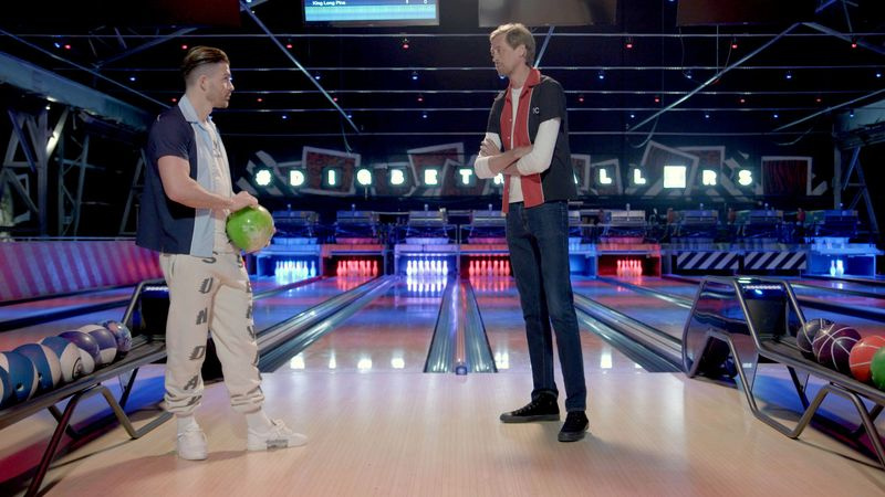 Första avsnittet — Jack Grealish går på bowling med Peter Crouch.