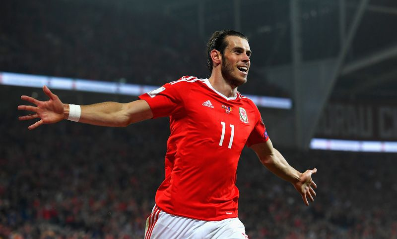 Peter Crouch har en golfrunda med Wales-stjärnan Gareth Bale.