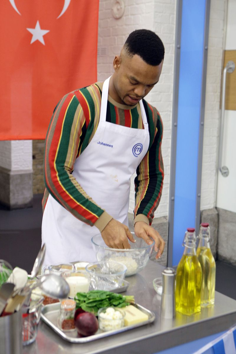 Joannes Radebe kocht auf Celebrity MasterChef