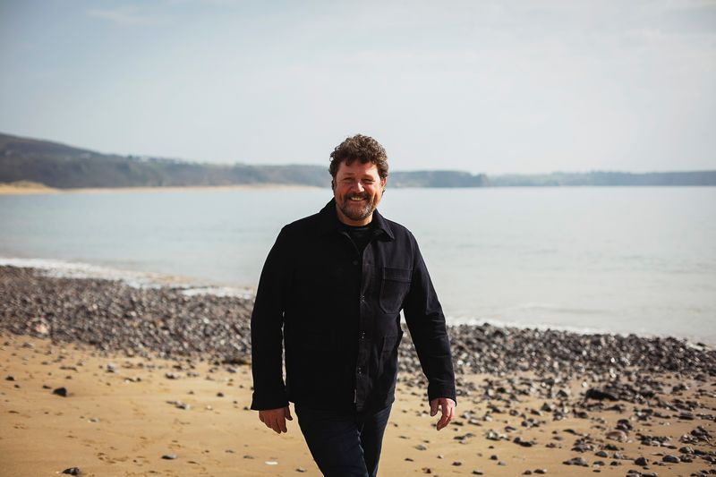 Genießen Sie mit Michael Ball einen Strandspaziergang im wunderbaren Wales.