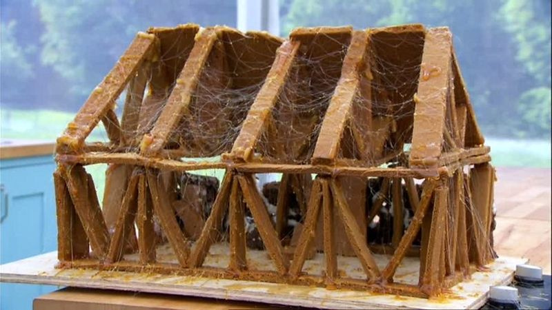 Ένα σκελετό σπίτι από μελόψωμο φαίνεται στα όρια της κατάρρευσης