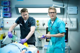 George Rainsford – alias Ethan Hardy – enthüllt „freudige“ Wiedervereinigungen und „Rache“-Pläne in „Casualty“!