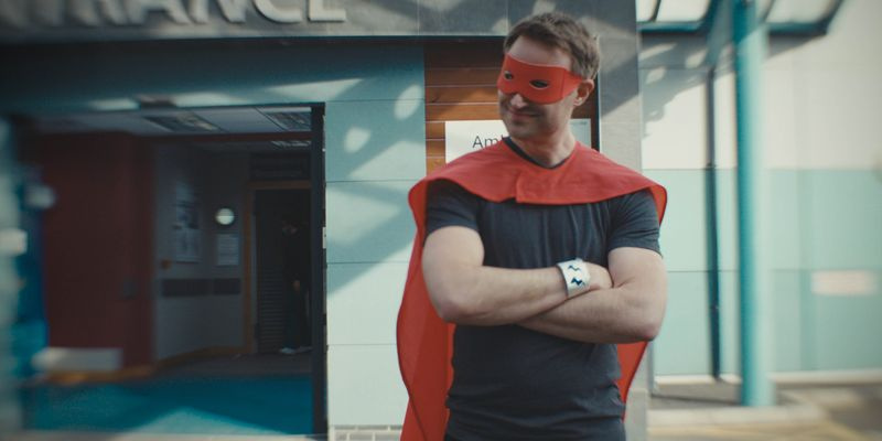 Kalis apsirengęs superherojaus kostiumu už ED