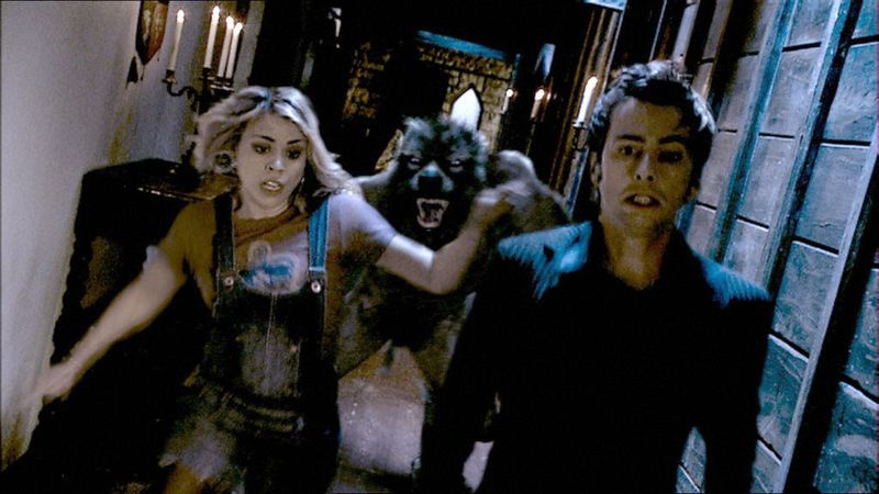 David Tennant ja Billie Piper pakenevat ihmissudelta Doctor Who -jaksossa