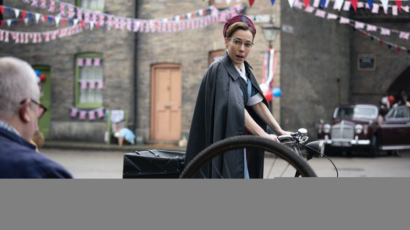 Cliff Parisi dans le rôle de Fred Buckle et Laura Main dans Call the Midwife.