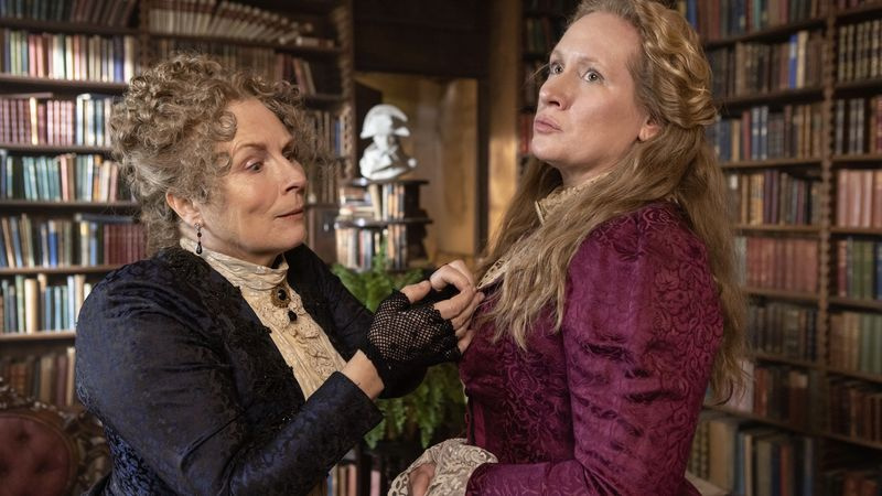 Jennifer Saunders și Martha Howe-Douglas în Fantome.