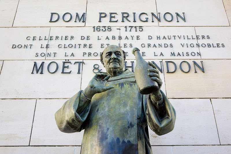 Statuia lui Dom Perignon.
