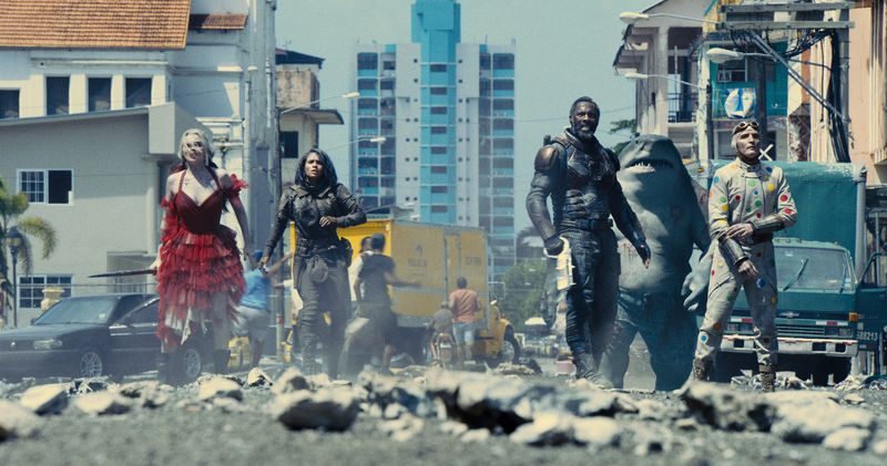 MARGOT ROBBIE als Harley Quinn, DANIELA MELCHIOR als Ratcatcher 2, IDRIS ELBA als Bloodsport, KING SHARK und DAVID DASTMALCHIAN als Polka Dot Man im Action-Abenteuer THE SUICIDE SQUAD von Warner Bros. Pictures, einer Veröffentlichung von Warner Bros. Pictures.