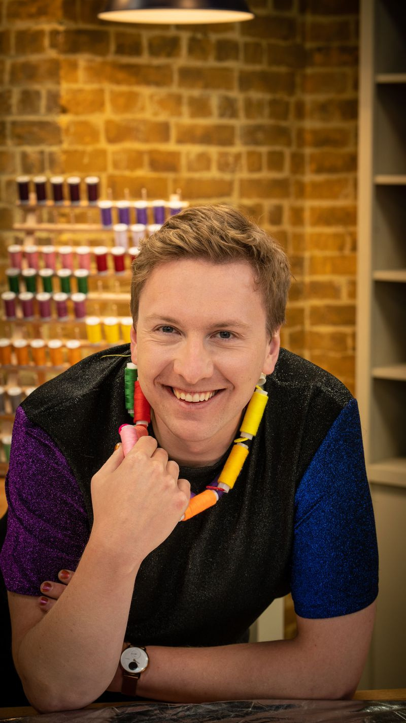 Ο Joe Lycett στη σειρά 7 του The Great British Sewing Bee 2021