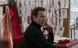 ファッションの伝説的人物ハルストンとしてのユアン・マクレガー。