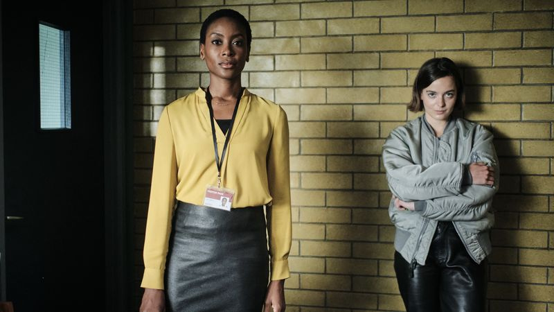 Tracy Ifeachor en Celine Buckens in Showtrial