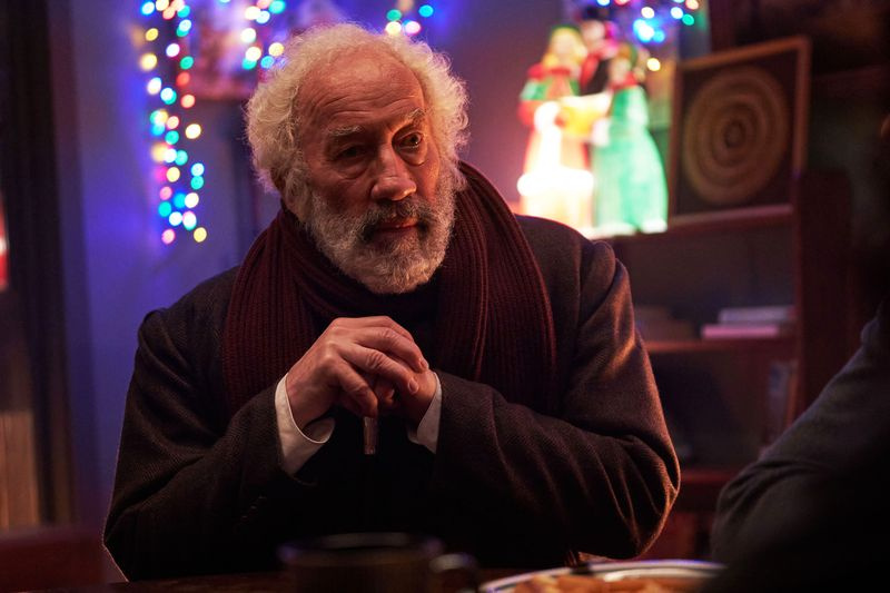 Gospod Blunden (Simon Callow) ob božiču obišče Lucy, Jamieja in njuno mamo v njihovem majhnem stanovanju v Londonu, oblečeni v zelo starodavna oblačila