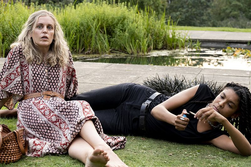 Η Denise Gough υποδύεται την Connie και η Thalissa Teixeira την Vanessa στο Too Close