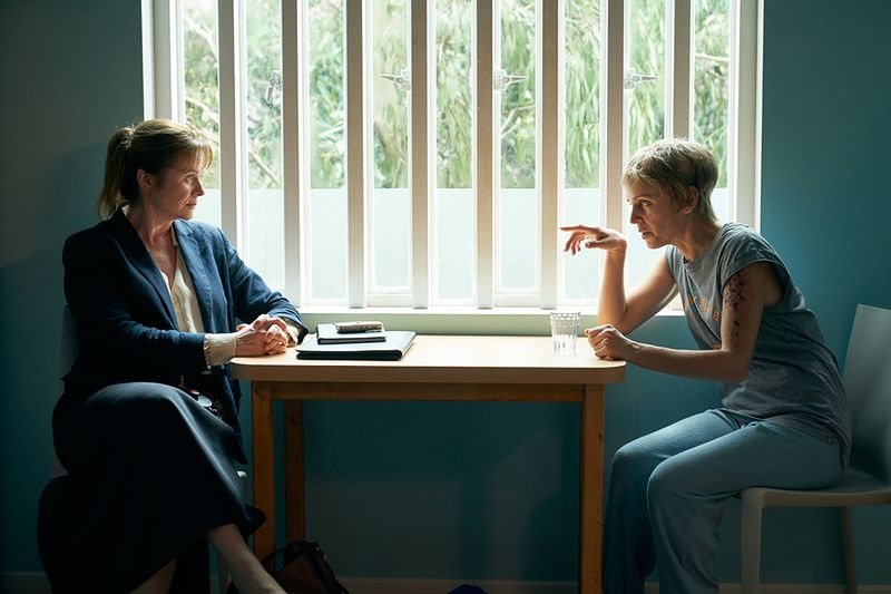 Η Emily Watson στο Too Close