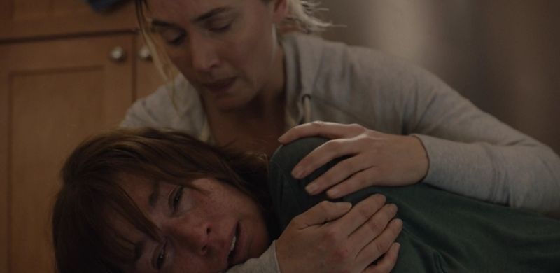 Kate Winselt ja Julianne NIcholson Mare of Easttown -sarjan finaalissa