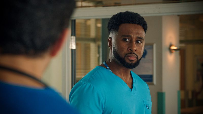 Trieve Blackwood-Cambridge spelar Josh Hudson i Holby City