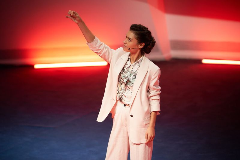 Hannah Ware interpreta la spietata Rebecca Webb nel dramma Netflix. L