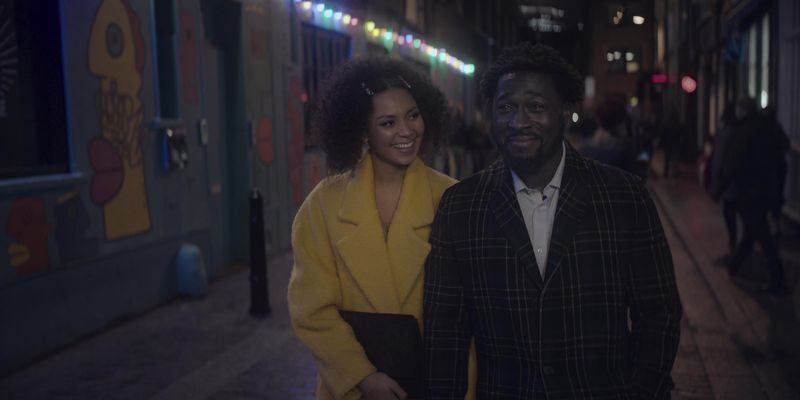 Lois Chimimba ed Eric Kofi-Abrefa nei panni della coppia amata Hannah e Mark Bailey nel dramma Netflix The One.