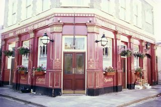 Chi possiede The Queen Vic in 'EastEnders' e chi lo ha posseduto in passato?