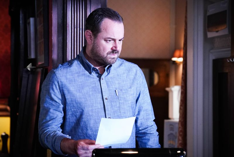Mick Carter fa una scoperta a EastEnders