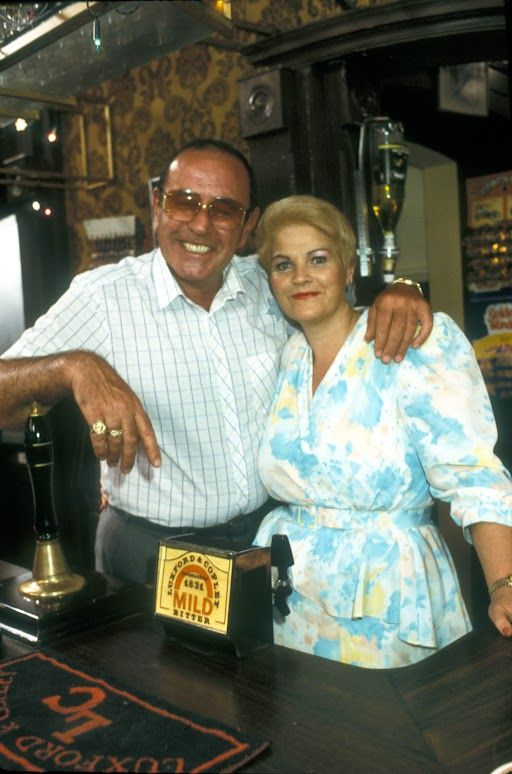 Frank e Pat dietro il bancone di The Vic a EastEnders