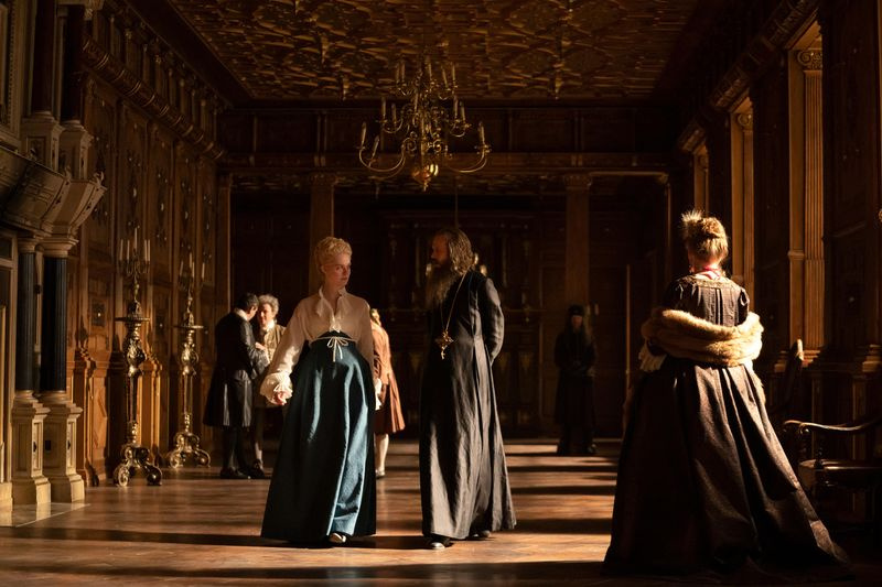 Η Elle Fanning και ο Adam Godley στο The Great