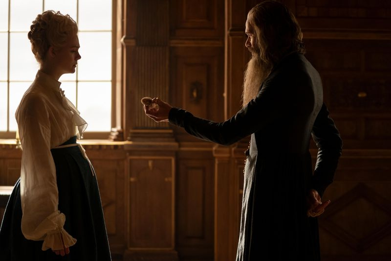 Η Elle Fanning και ο Adam Godley στο The Great
