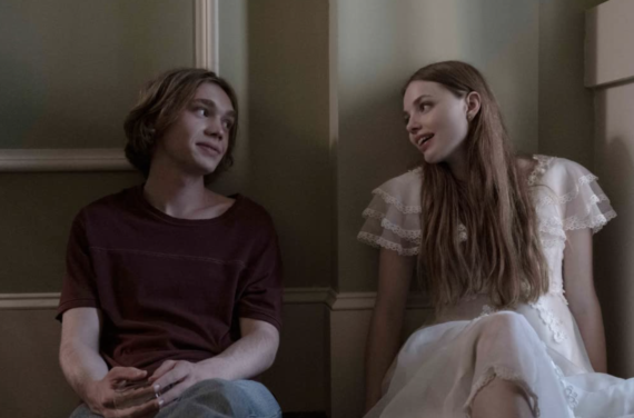 À procura de Alaska Charlie Plummer Kristine Froseth