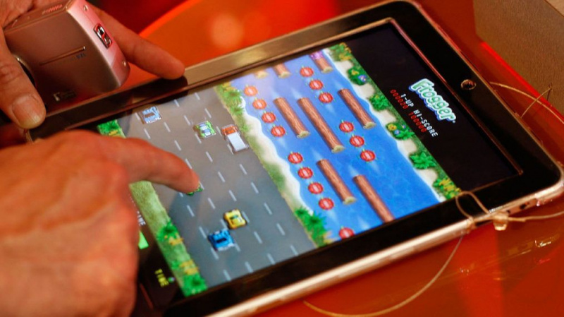 Видео играта „Frogger“ прескача Паун като серия от физически състезания