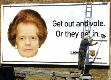 LONDON, DET FORENEDE KONGERIGE: En mand sætter en billboard op, der viser ansigtet af den konservative leder William Hague og den tidligere premierminister Margaret Tatchers hår i den vestlige London-forstad Ealing, 30