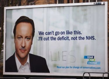 EDINBURGH, DET FORENEDE KONGERIGE - 25. JANUAR: En plakat af den konservative partileder David Cameron bliver vandaliseret den 25. januar 2010 i Edinburgh, Skotland. De konservative indrømmede, at t.