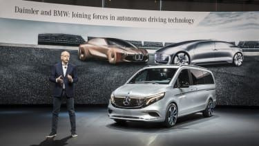 Na autosalóne v Ženeve predvádza Mercedes-Benz celú škálu špičkovej automobilovej techniky, ktorú predstavil Dieter Zetsche. V hale 6 zaujme nová podprsenka CLA Shooting Bra