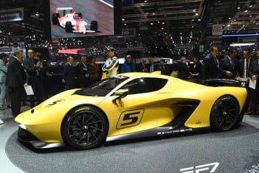 Хората се събират до Emerson Fittipaldi EF7 в първия ден за пресата на Международното автомобилно изложение в Женева на 7 март 2017 г. в Женева. Европа
