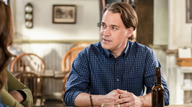 T.R. Knight dokucza swojej tajemniczej postaci „God Friended Me” (VIDEO)