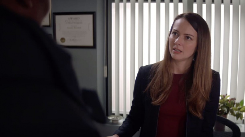 'Dieu m'a aidé': la star invitée Amy Acker laissera-t-elle Miles l'aider? (VIDÉO)