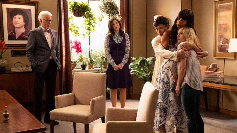 El creador de 'The Good Place' Mike Schur se burla de la Temporada 4 Premiere Curveball