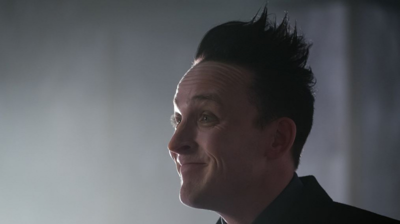 Robins Lords Teilors (un Osvalds!) Apliecina viņu mīlestību pret “Gotham” (VIDEO)