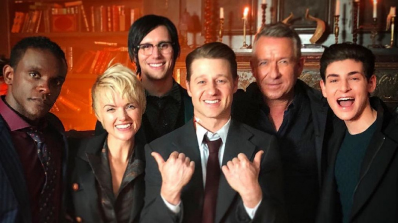 Filmas '' Gotham '' filmēšana sezonas noslēgumā - skatiet, kā aktieri atvadījās (FOTOGRĀFIJAS)