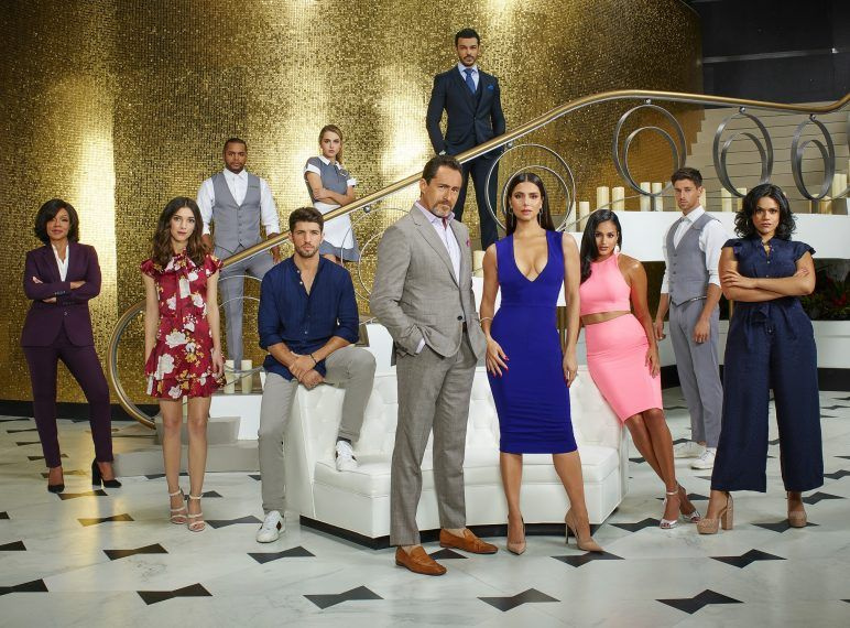 Eva Longoria ir „Grand Hotel“ aktoriai šoko sezono posūkius (VIDEO)