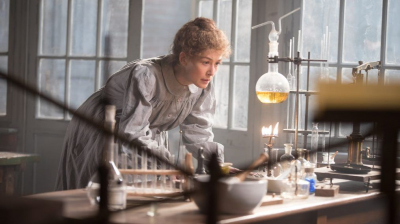 Verta žiūrėti: Jimas Gaffiganas užsienyje, „Kissing Booth 2“, Rosamund Pike yra „Radioaktyvus“, „Central Park“ finalas, „Love-ly Musical Encore“