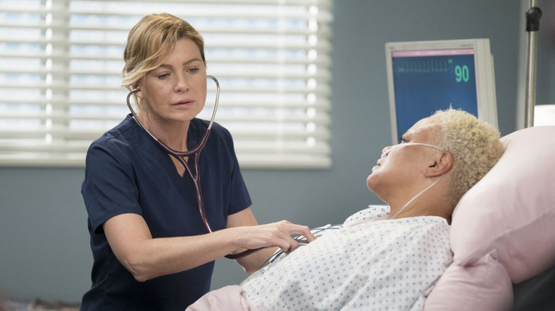 'Grey's Anatomy' -premiär antyder en homosexuell romantik och ett möjligt kärleksintresse för Meredith