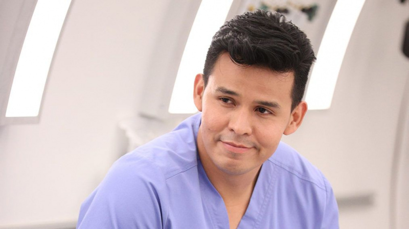 ‘Grey’s Anatomy’ lança Robert I. Mesa, o primeiro médico indígena do programa, em um papel recorrente