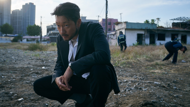   Detektiiv Jang Nan-gam (Son Suk-ku) kükitab kuriteopaigal filmis A Killer Paradox